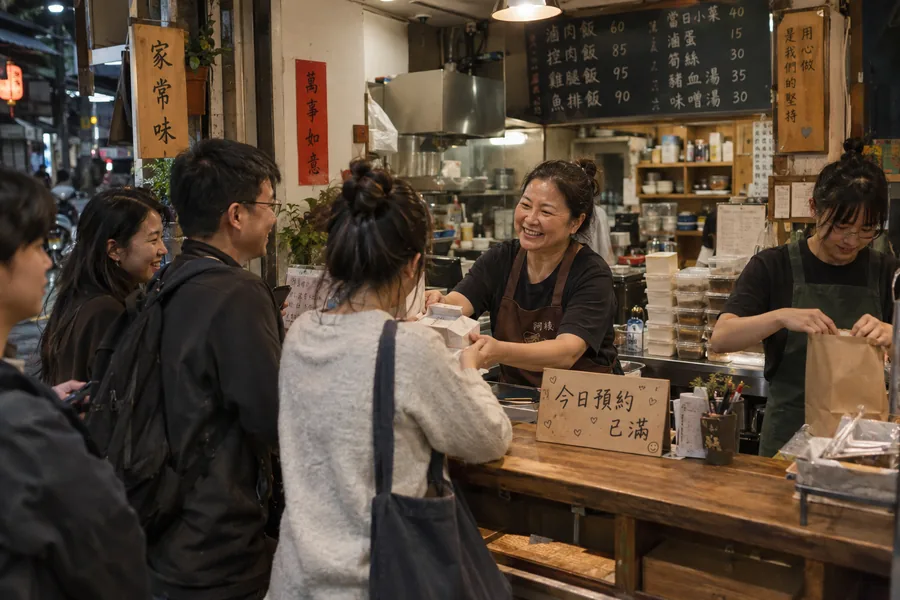 店裡客人排隊、老闆笑著招呼,櫃檯上寫著今日預約已滿